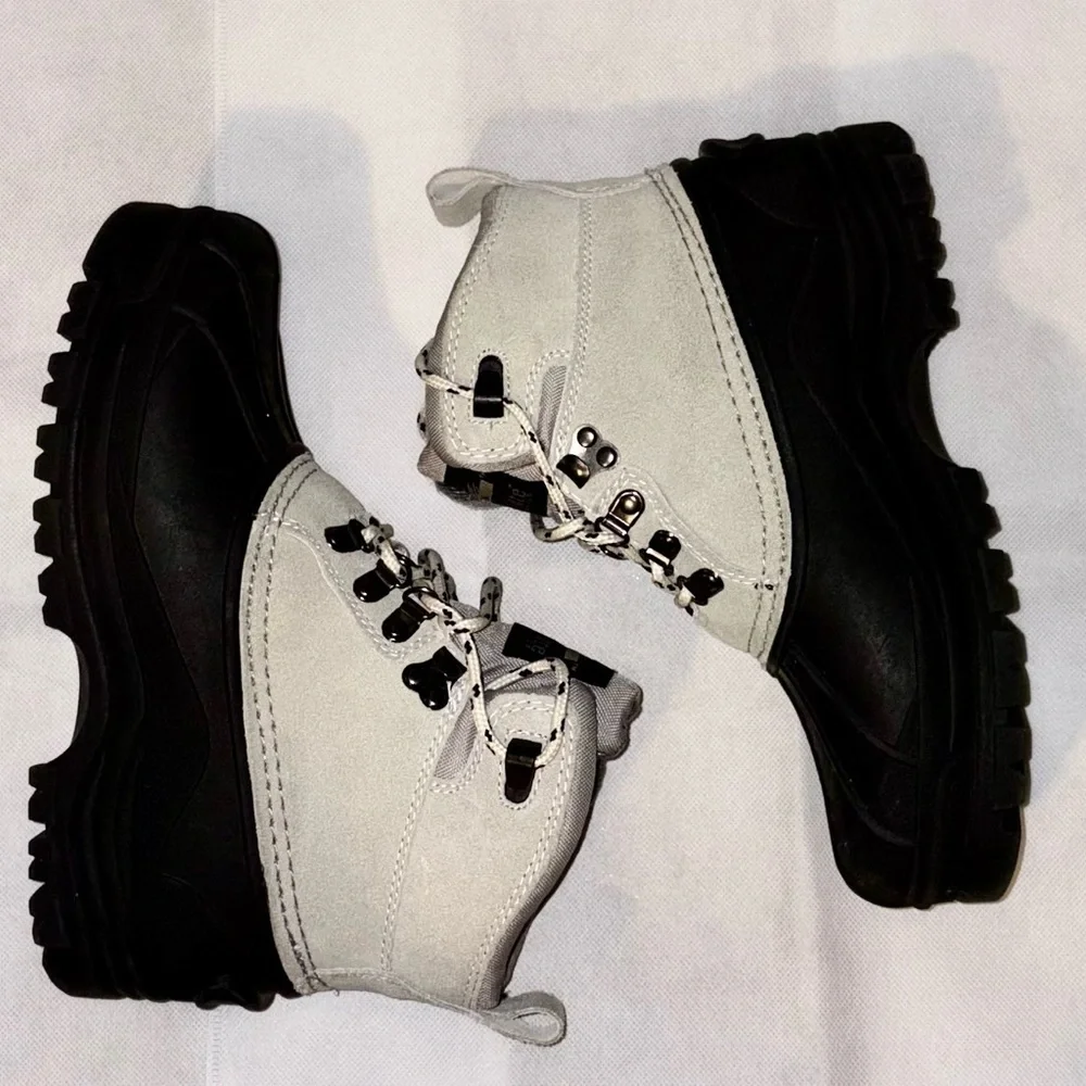 ☃️Itasca Women’s Gray and Black Thermalite Footwear-Size 8☃️